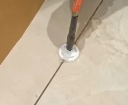 安泽瓷砖空鼓维修公司专业解答瓷砖在铺贴过程中，如果没有涂抹均匀到位的粘结材料（如水泥砂浆或瓷砖胶），可能会导致以下问题