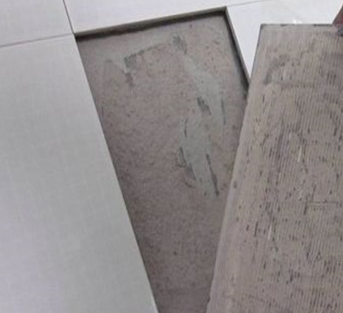 安泽瓷砖空鼓维修公司分享瓷砖铺贴时如果打浆（即涂抹在瓷砖背面和基层上的砂浆或瓷砖胶）过少，会带来以下问题